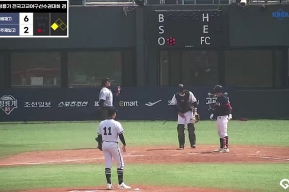 "Let's go to Starbucks" — Why was it said? As the controversy over Seoul Baeje High School's derogatory remarks about Gwangju region escalates, high school baseball circles sigh as romance has turned into mockery.