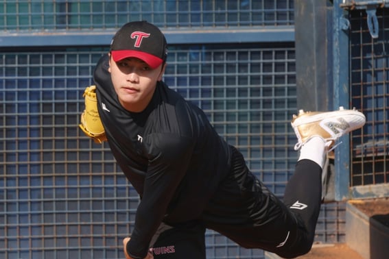4月に召集解除→すぐに1軍へ→ERA 5.14の不振、LGのキム·ユンシクはなぜ揺らいだのか 「ボールには自信があったのに、体が追いついてくれませんね」" [インタビュー]