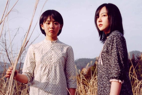 Moon Geun-young, 16, and Im Soo-jung, 24, reunite in a shot 23 years after 'The Red Shoes' [Star Issue]