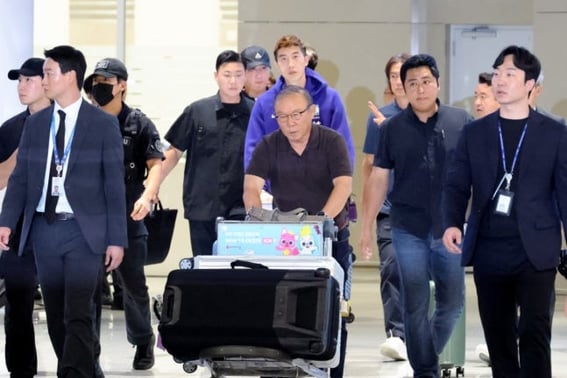 「頭を深く垂れたパク・ハンソ団長」ベトナムも注目した過酷な帰国路··· 「韓国ファン、洪明保監督に対して罵倒」