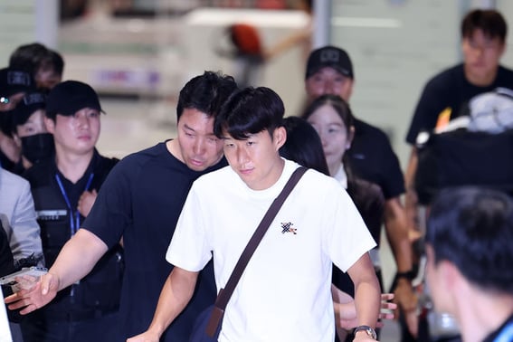 The 'Korean soccer fans' changed their minds by 180 degrees in just one day... Foreign media also took note: "Cheers for Son Heung-min, boos for coach Hong Myung-bo"