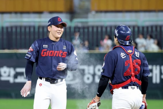 '3 Months of Dedication, 14 Saves': Lotte's Choi Jun-yong to Step Down as Closer... Kim Won-jung Returns with June ERA of 2.08; Manager Praises Both (Choi) Jun-yong "Did a Great Job" [Jamsil On-site]