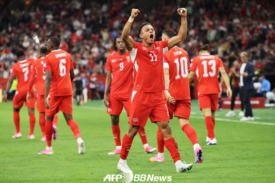 "¡Incluso después de 88 años, hemos ganado!" Suiza logra una victoria emocionante en la fase eliminatoria del Mundial... derrota a Argelia 2-0 y avanza a los octavos de final.