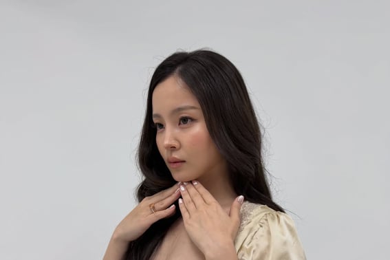 『♥ドッキ』イ·ハイ、右手薬指に『指輪』を捕らえる..美しさが際立つ