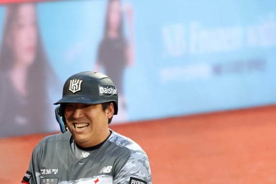 "Error del día anterior → jonrón de dos carreras en el octavo inning para la victoria": Kim Hyun-soo se libera de su maldición. KT derrota al Lotte por 4-2 y pone fin a una racha de tres derrotas [Resumen del campo en Suwon]