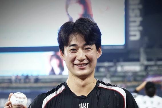 'Back-to-back appearances, again and again' — Japanese Asian quota pitcher's devotion leads to KBO debut win after 99 days! The eldest teammate was the first to offer congratulations, while a foreign investor secured the commemorative ball.