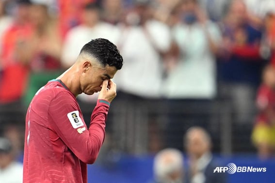 'Crying' Ronaldo mocked with "Limping like a grandfather"... World Cup ends in tears, leaving only harsh criticism