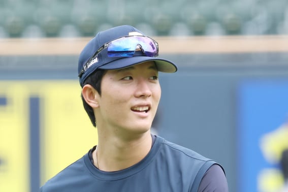 "Even if you give Min-seok a few points, it wouldn't be enough; still, Bin is superior." Doosan transforms into a "starting pitcher kingdom," and Manager Kim Won-hyeong wears a happy smile. [Jamsil On-site]