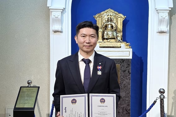 Ю Сын Мин, президент Корейского спортивного совета, награжденный монгольским орденом Дружбы →За заслуги в развитии спорта ODA