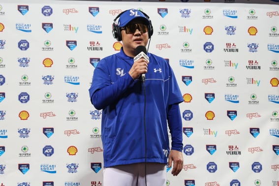 "I thought of the Beijing Olympics," a vision formed in the mind of national shortstop Park Jin-man, who engineered Samsung's 9th-inning double play to secure first place in the first half. [Daegu Field]