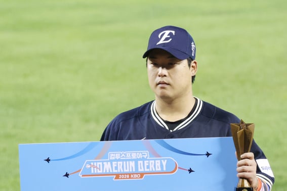 'ホームランダービー優勝'のカン・ベクホが突然KIAの正捕手に感謝の言葉を述べた! 「(ハン)ジュンスと賞金を分け合うつもり」