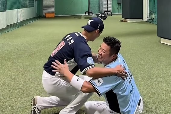 「子供の頃の記憶は思い出せないけど···「パク·ソクミンの息子パク·ジュンヒョン、初オールスターの戸惑い感想→チェ·ヒョンウと『15年前のハグ』感動再現」