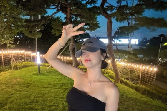 Hong Jin-young, a celebrity body that cannot be hidden..A goddess visual lighting up the dark night
