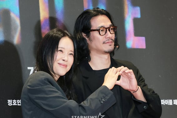 目笑いの白智英♥ロングヘアのチョン·ソクウォン、優しいツーショット..映画館デート [スター・イシュー]