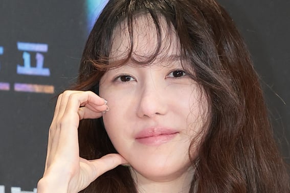 '48-Year-Old' Lee Ji-a, Childlike Beauty.. Atmosphere Has Changed [Star Issue]