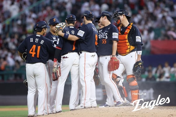 'Minus 19 wins compared to last year': Hanwha's performance had a decisive impact on the first-half landscape [Kim In-sik's One Word]