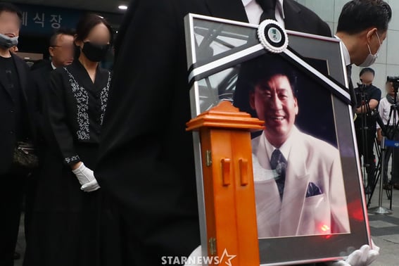 "A Great Star for a Lifetime," Hyeon Cheol Passes Away While Battling Nerve Damage..Second Anniversary Today (15th)