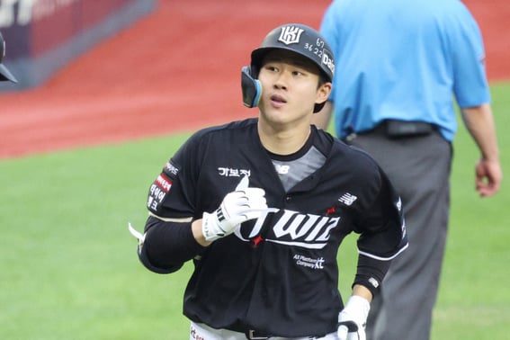In the bottom of the 9th inning with one out and bases loaded, a crisis was barely averted! Choi Won-jun hit a go-ahead three-run home run, Logan earned his first win! KT defeats LG 4-3, surging on a four-game winning streak to close the gap to 2.5 games behind [Jamsil On-Site Review]