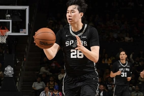 "李贤重,和我们期待的全队第 2 顺位交换吧”连对手媒体也为之倾倒……NBA 夏季联赛投进 4 记三分球狂砍 22 分