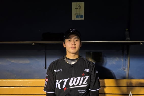 "'I stopped them anyway, didn't I?' You know it. Now we start official business." KT's Park Young-hyun proves the original is truly different! 7 consecutive fastballs to National Team No. 4 batter in a bases-loaded, two-out situation in the bottom of the 9th inning → nervous save