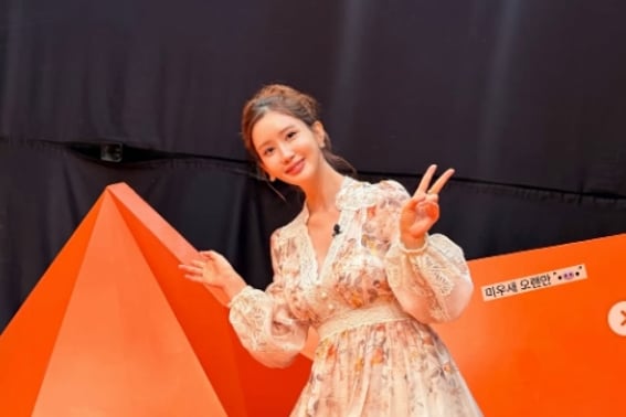 'Seven♥' Lee Da-hae reveals her D-line at six months pregnant..slim figure with only a slightly protruding belly [Star Issue]