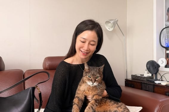 Kim Ha-young: "Five years since the onset of dementia... I can't even recognize you anymore, but thank you and I love you" — Love for her companion cat