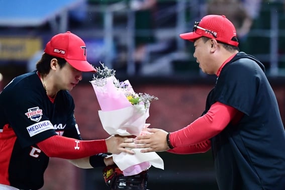 '如今也能看到 LG' 3连胜 KIA-李范浩 (Lee Beom-ho) 达成 200 胜双喜临门 “是金浩宁带领的”花束教练的微笑 [仁川现场]