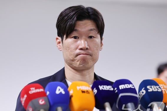 Park Ji-sung also weighed in, saying, "What do you know about innovation committees?" regarding the inappropriate remarks, stating, "Such words and actions are not fitting for that position."