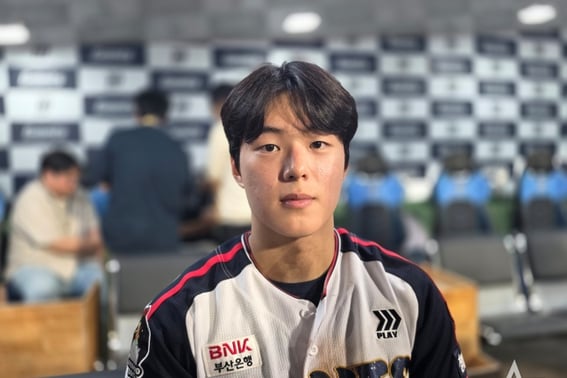 «Si yo salgo, anoto puntos»: el joven guapo que reemplazó a Ma-hwang estalla con tres hits. ¿Cómo ha cambiado? [Reporte desde Busan]