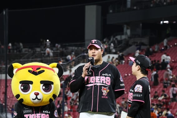 KIA Tigers Jo Sang-woo (centro) realiza una entrevista en el podio como MVP del partido tras asegurar la victoria para su equipo al entrar en el inicio del noveno inning en el partido de liga local de la KBO 2026 Shinhan SOL contra Hanwha Eagles, celebrado el día 21 en Gwangju-Kia Champions Field. /foto=Proporcionado por KIA Tigers