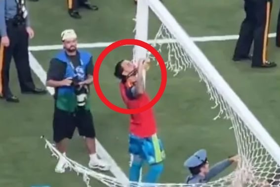 "¡Ay, mi cuello! Casi se muere al cortar la red del trofeo... el portero español tuvo un 'aterrador' incidente: 'Colgado en el aire, colgando de un hilo'"
