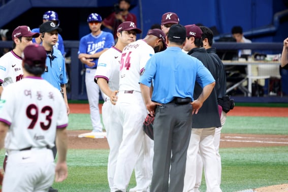 'How could this happen' Alcantara requests self-removal! Kiwoom: "Right elbow pain → Will decide on hospital examination after observing progress"