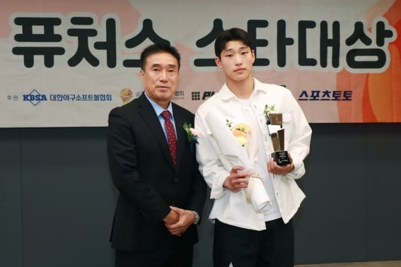 Hace dos años, mientras sostenía el trofeo del Premio Estrella, Son Jeong-beom dijo: «Quiero ser como Yang Min-hyuk». Ahora se encuentra entre los «10 mejores jóvenes promesas de Asia».