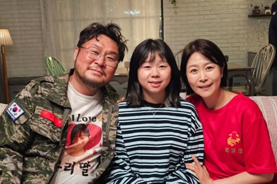 'Manager Kim' Yoon Kyung-ho reveals family photo... "Thank you for taking such warm care of us"