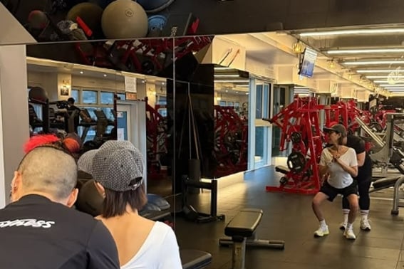 'Muscle mass at zero level' Shin Ji poses for squats with emaciated legs.. Looks as if bones will snap