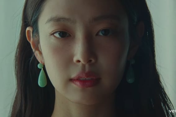 "Amor ambiguo" dibujado con Nakai... Jennie despierta la sensibilidad de verano con "Less Than a Lover" [★FOCUS]