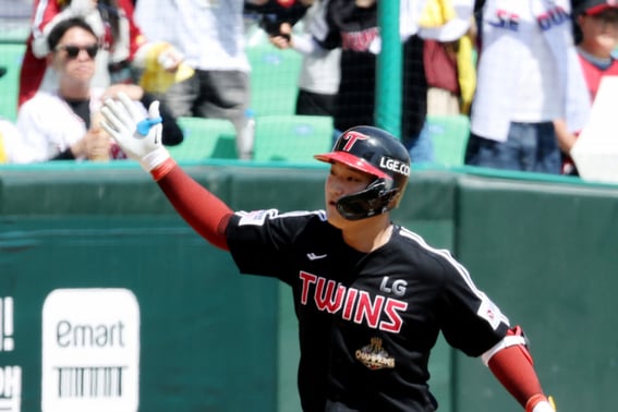 'When he hits, it's a long ball → .385 batting average in the second half' LG's Moon Jung-bin demonstrates his power; no reason to hold him back
