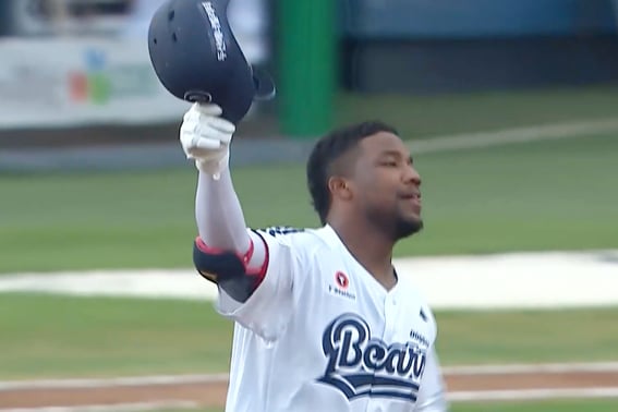 ¡Guau! Un jugador de béisbol coreano realiza una atrapada fantástica tras un '¡muestra tu educación!' y el capitán del equipo rival se quita el casco en señal de respeto. El entrenador jefe dijo: "Es muy educado, si se relaja más...".