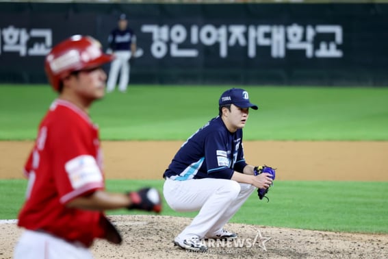 'Closing pitcher threw 46 pitches in a bases-loaded walk horror show.' The bench remained motionless, squandering a '90% win probability' as NC suffered a 'ninth-inning catastrophe'.