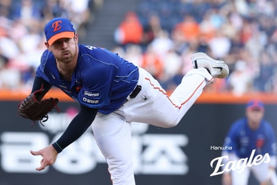 'Thor Sent to Protect Hanwha' Efficiency King Zimmermann, '4 Hits, 8 RBIs' Crazy Clutch Man Han Ji-yun... The Pitching-Hitting Duo Led a 'Perfect Sunday'