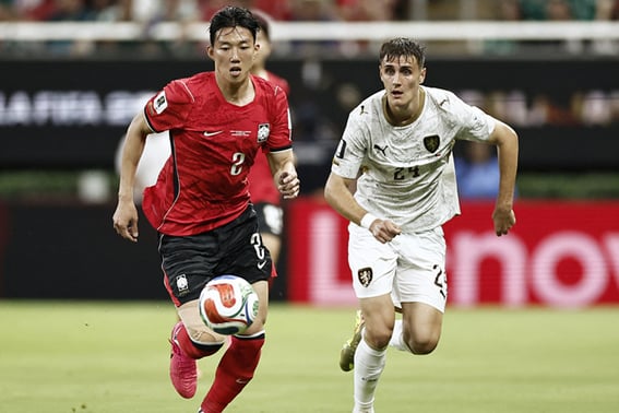 Tiền vệ Lee Han-beom của FC Midtjylland đang ở tại thời điểm quyết định. Nhiều đội bóng từ EPL đang quan tâm đến anh, và khả năng phí chuyển nhượng khổng lồ có thể xảy ra.

Theo tờ ngày 22, Lee Han-beom hiện đang được nhiều đội bóng từ EPL theo dõi. Anh đã chứng tỏ khả năng của mình thông qua những màn trình diễn ấn tượng ở Midtjylland, và điều này đã thu hút sự chú ý của các đội hàng đầu nước Anh.

Tuy nhiên, tình hình hợp đồng của Lee Han-beom với Midtjylland là vấn đề chính. Anh hiện còn hợp đồng với câu lạc bộ Đan Mạch trong 1 năm nữa. Điều này có nghĩa là nếu Midtjylland muốn bán anh, họ sẽ phải đặt giá cao để bù đắp cho sự mất mát.

Các chuyên gia cho rằng phí chuyển nhượng của Lee Han-beom có thể lên tới mức khổng lồ nếu một đội EPL quyết định chiêu mộ anh. Điều này là do hiệu suất tốt của anh và thực tế rằng Midtjylland sẽ muốn giữ lại một cầu thủ chất lượng cao.

Midtjylland hiện đang phải đối mặt với một quyết định khó khăn. Họ có thể chọn bán Lee Han-beom với giá cao để thu được lợi nhuận lớn, hoặc họ có thể cố gắng giữ lại anh bằng cách ký hợp đồng mới. Tuy nhiên, với sự quan tâm từ các đội EPL, khó có khả năng Midtjylland có thể giữ lại anh trong thời gian dài.

Những tuần tới sẽ là thời gian quan trọng để xác định tương lai của Lee Han-beom. Nếu một đội EPL quyết định đưa ra lời đề nghị chính thức, Midtjylland sẽ phải quyết định xem liệu họ có nên chấp nhận hay không.