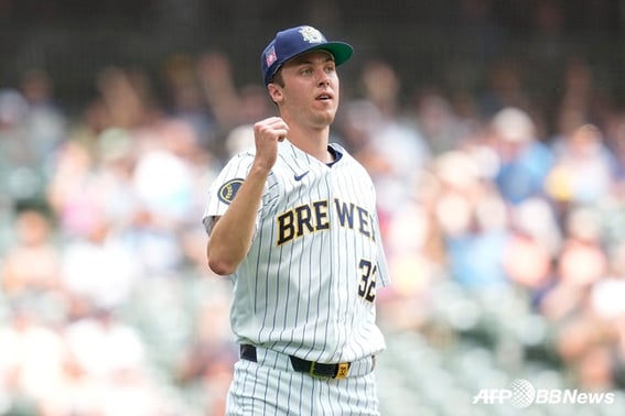 '¿Esto es humano?' 66 lanzamientos a más de 100 millas por hora, y también un nuevo récord: ponches consecutivos a los primeros siete bateadores... Cy Young asegurado para el primer puesto