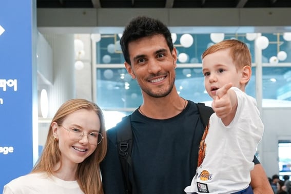 "I kept missing kimchi." Our Card's Araujo arrives in Korea, recharged in Brazil and heads straight to the team cafeteria