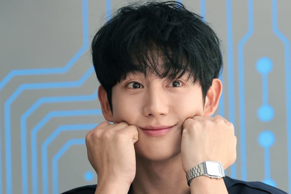 'Kim Soo-hyun Unfollow NO': Loyal Actor Jung Hae-in Reunites with Hong Jin-kyung, Who Exchanged Phone Numbers... 'Problem Children of the Attic' to Air [Official]