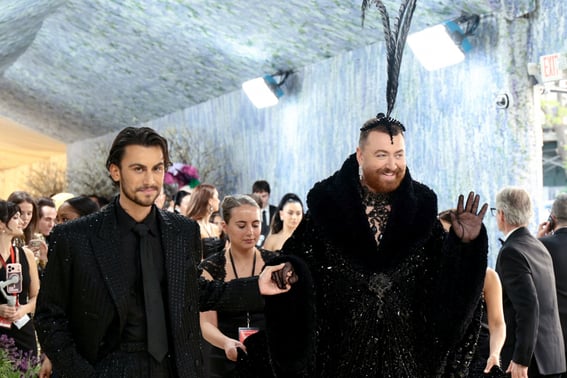 Sam Smith, ♥ công khai đính hôn với bạn trai cùng giới "Đổ tình yêu vào album mới"[Vấn đề sao thế giới]