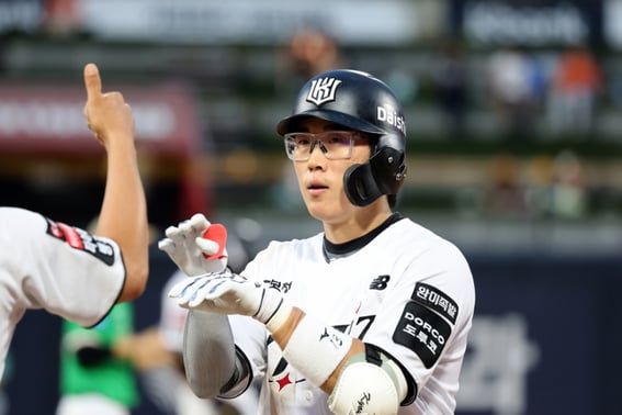 [Última hora] ¡Gran alivio para KT! Heo Kyung-min, golpeado por un lanzamiento de 147 km/h, presenta diagnóstico de simple contusión... «Siente un ligero mareo, pero no es motivo de preocupación»