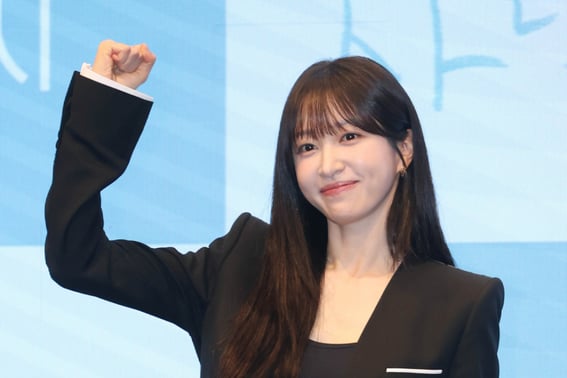 La actriz Ahn Hee-yeon asistió el día 22 por la tarde a una rueda de prensa para el drama de fin de semana de KBS «El amor llega», celebrada en The Saint, en el distrito Guro de Seúl, y posó para las cámaras. /foto=Lee Dong-hoon photoguy@