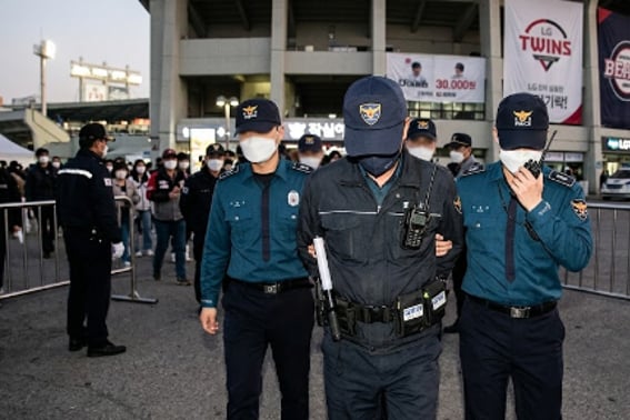 'Estaba en un partido de béisbol profesional...' Hombre de 50 años, arrestado tras hacerse pasar por policía y detenido