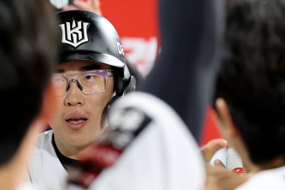 「147km速球ヘッドショット→2日連続出場」36歳ベテランの闘志にイ·カンチョル監督はただ感謝している 「出るなと言ったのに最後までやるんだ…」" [水原現場]