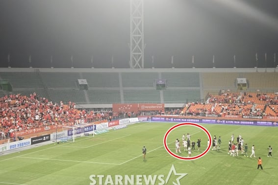 [Gangneung en el lugar del partido] Los dos jugadores extranjeros que marcaron contra su ex equipo, tras finalizar el encuentro realizaron un 'saludo de 90 grados'... los aficionados de Gangwon también respondieron con aplausos.